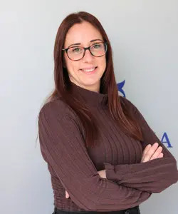 Alicia Granell, experta en la preparación de documentación para bajas de vehículos en Cádiz